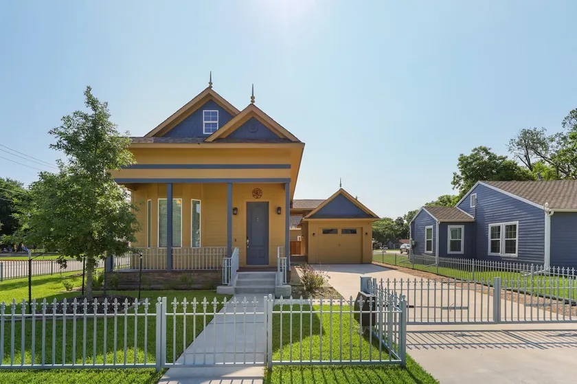Ballard Bungalow -Downtown Wylie - Image 1