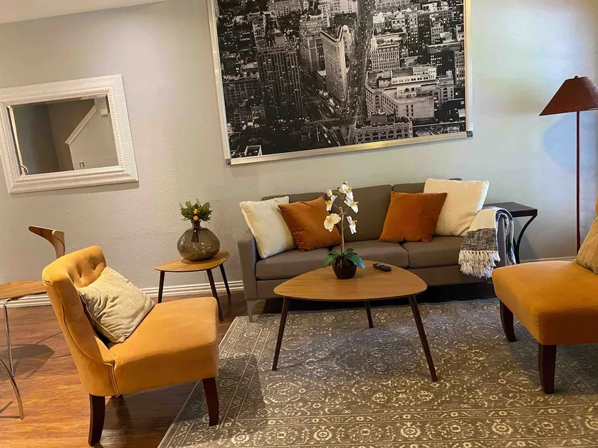 Contemporary and Spacious Condo - Image 1