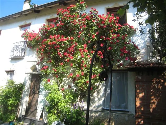 Ancient country house from the 1600s - Image 1