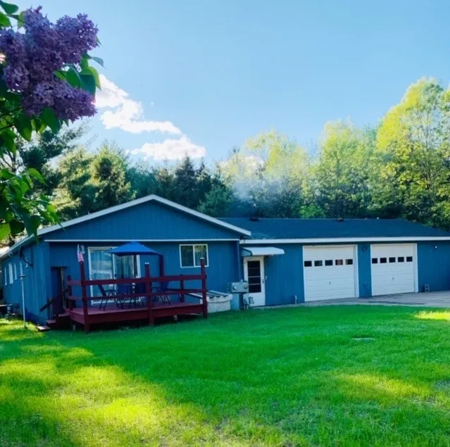 BIG BLUE COTTAGE! STEPS FROM LAKE!*Wifi*BEST VALUE - Image 1