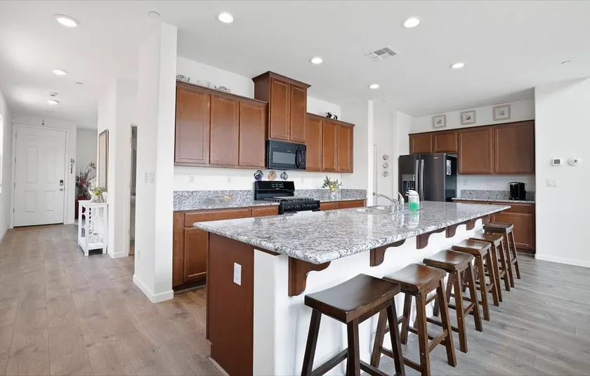 SS Large 6BR Home · Perfect for Groups - Image 1