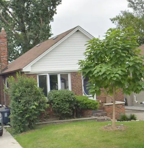 Beautiful Upper Beaches Area Bungalow With Parking - Image 1