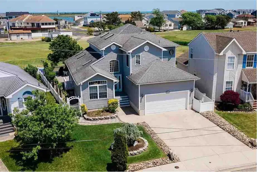 Spacious & Cozy Home w/ Beautiful Backyard Views - Image 1