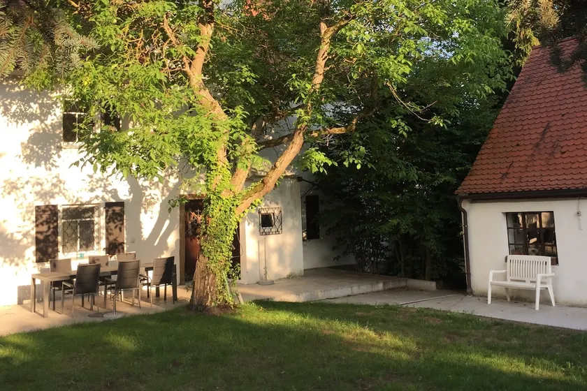 Renovated farm from 1890 with huge garden - Image 1