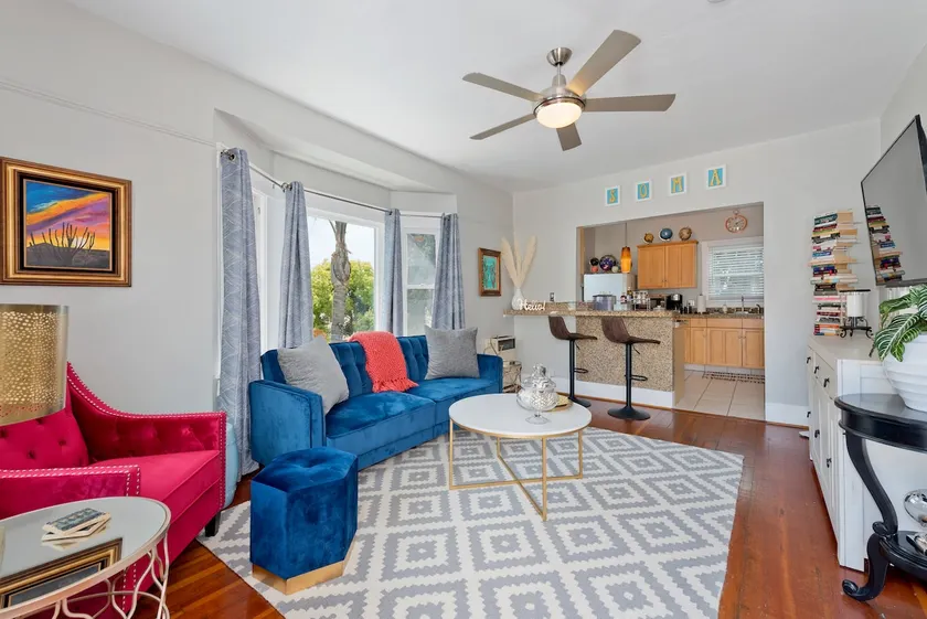 Urban Chic 2 bedroom, BLOCKS from PETCO! W/parking - Image 1