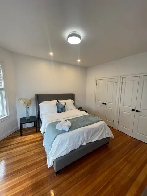 Swanky Unit w Cntrl air, mins 2 city Modrn Top flr - Image 1
