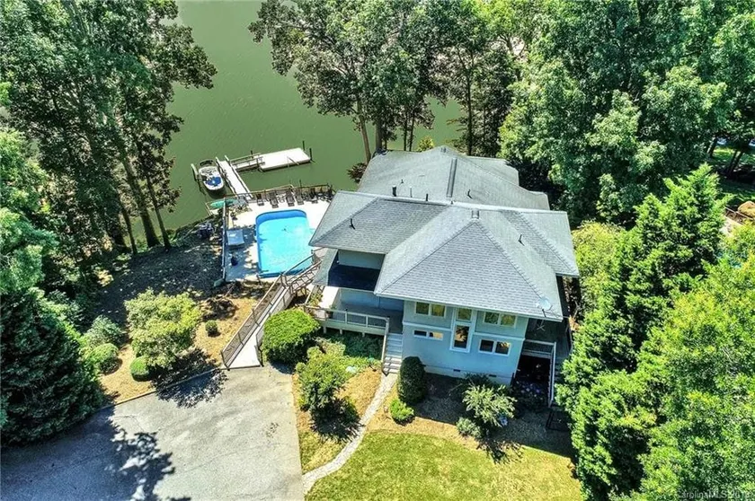 7 Bedroom Updated Lake House Close to Charlotte - Image 1