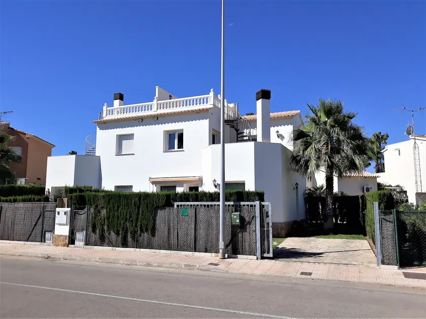Holiday villa in Oliva Nova 100m to the beach, Roof terrace and free WiFi 200MB - Image 1