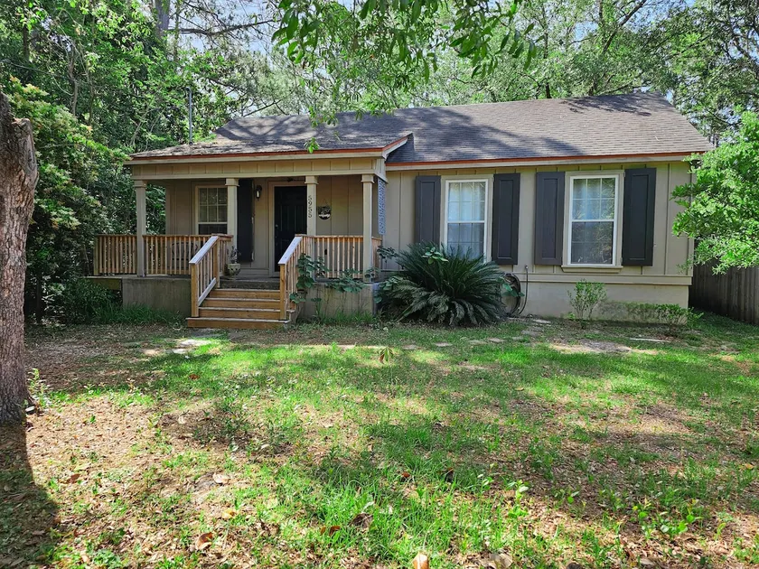 East Bay Bungalow Sleeps 8 - Image 1
