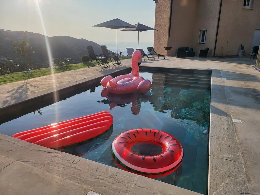 Conveniently located between sea and mountains - Image 1