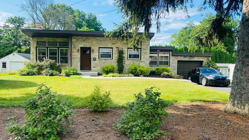 Cozy 2 bedroom home, w/driveway & fenced yard - Image 1