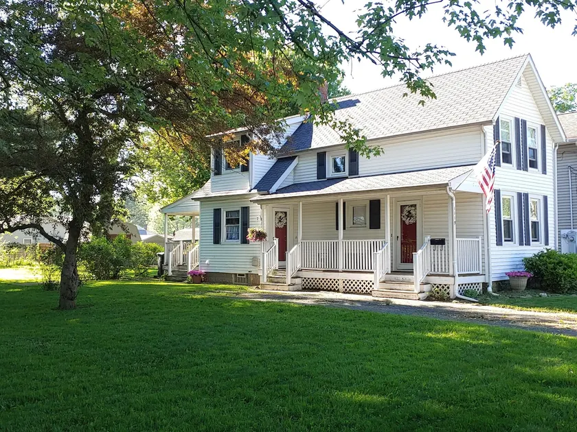 Quaint Harbor Home - Image 1