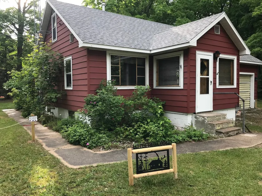 The Little Red Lodge - Image 1