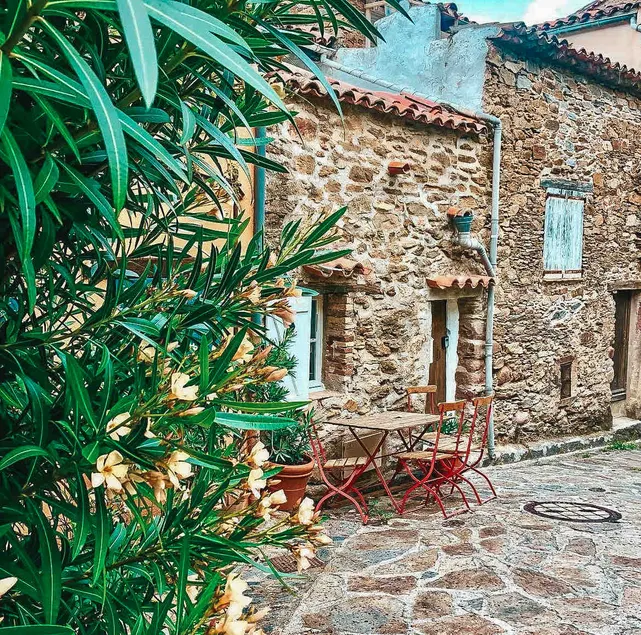 2-room cottage in Provence - Image 1