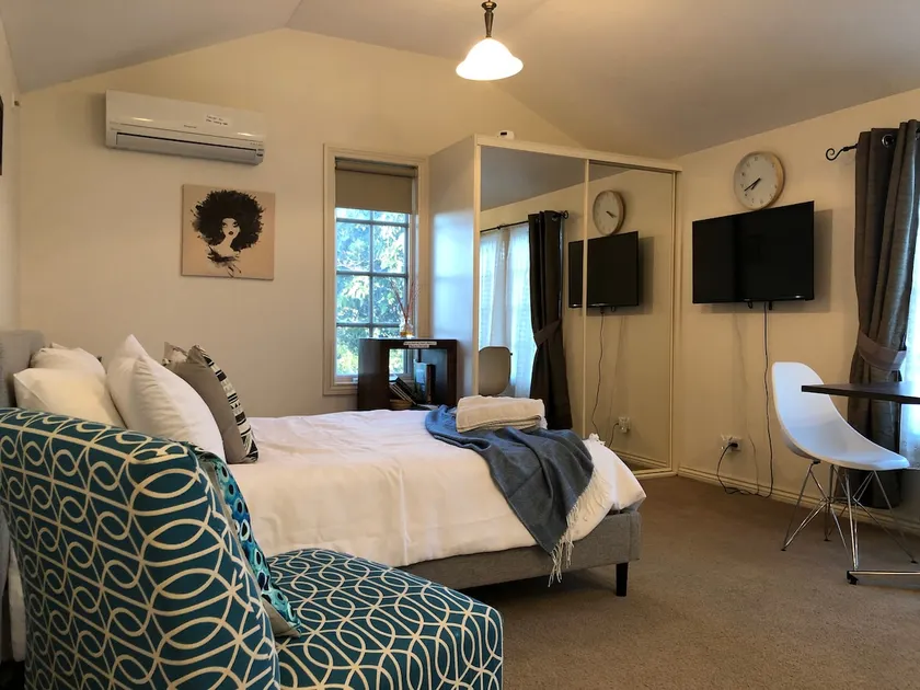 Cosy guesthouse in quiet area with private parking - Image 1