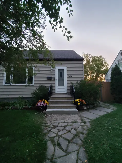 Peaceful Home near Winnipeg's Airport - Image 1
