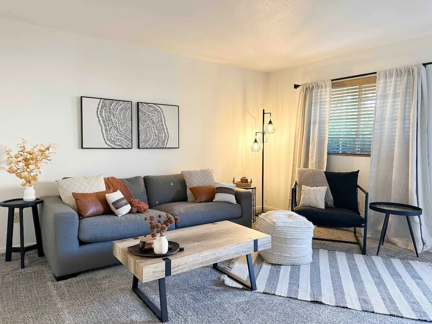 Townhome near downtown Sonora - Image 1