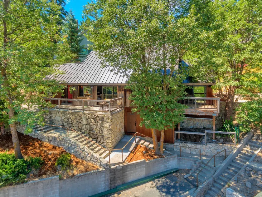 Lake view with hot tub, EV charger, pet friendly. - Image 1