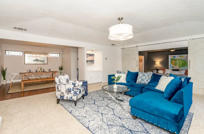 Spacious Home Minutes From Everything - sleeps 10 - Image 1
