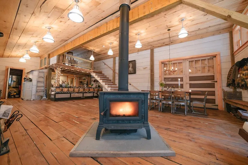 Beautiful Art Studio with hot tub/sauna #1 Airbnb - Image 1