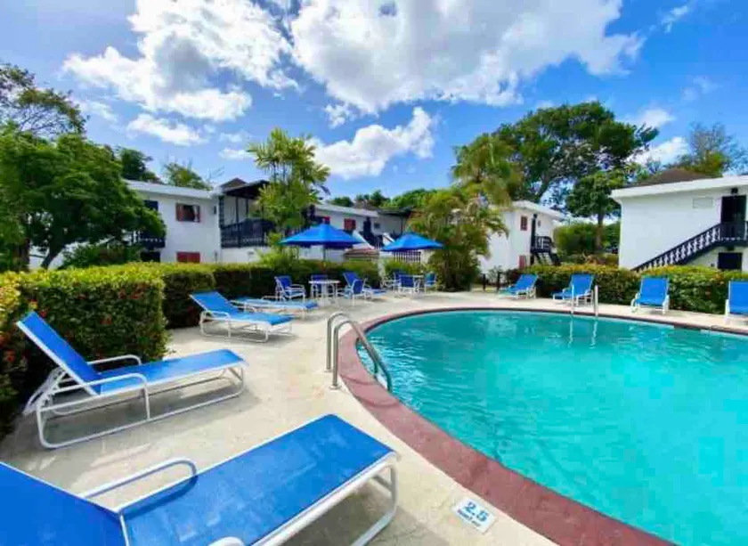 4 min drive to beach | studio apartment with pool - Image 1