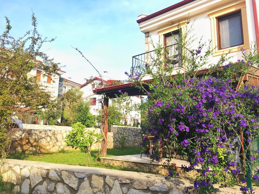 Centrally Located Spacious Villa with Large Garden - Image 1