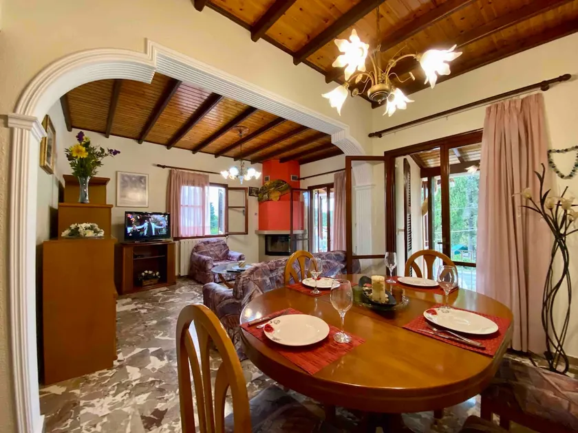 Montsenigos Garden Apartment - Image 1