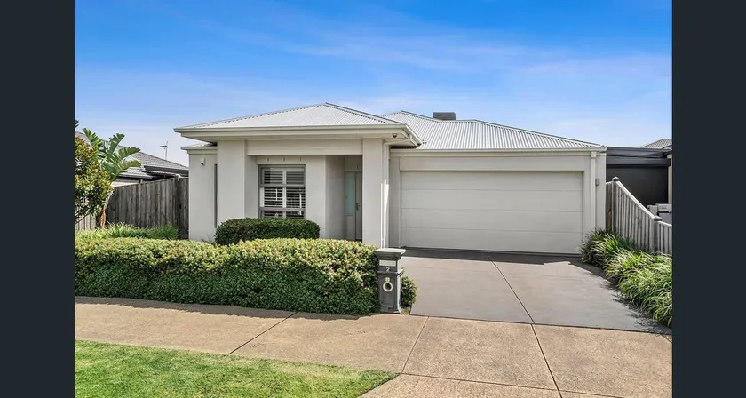 First-Class Coastal Living - Image 1