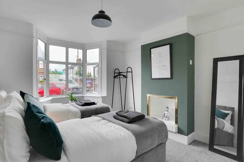 Spacious Three Bedroom House - Free Parking & Wifi - Image 1