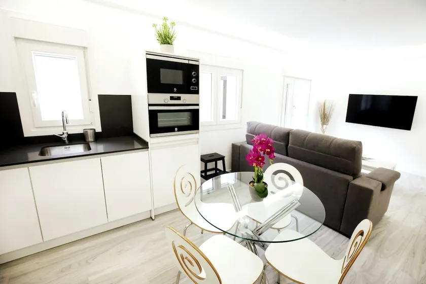 Modern apartment just a short walk from the historic center. - Image 1