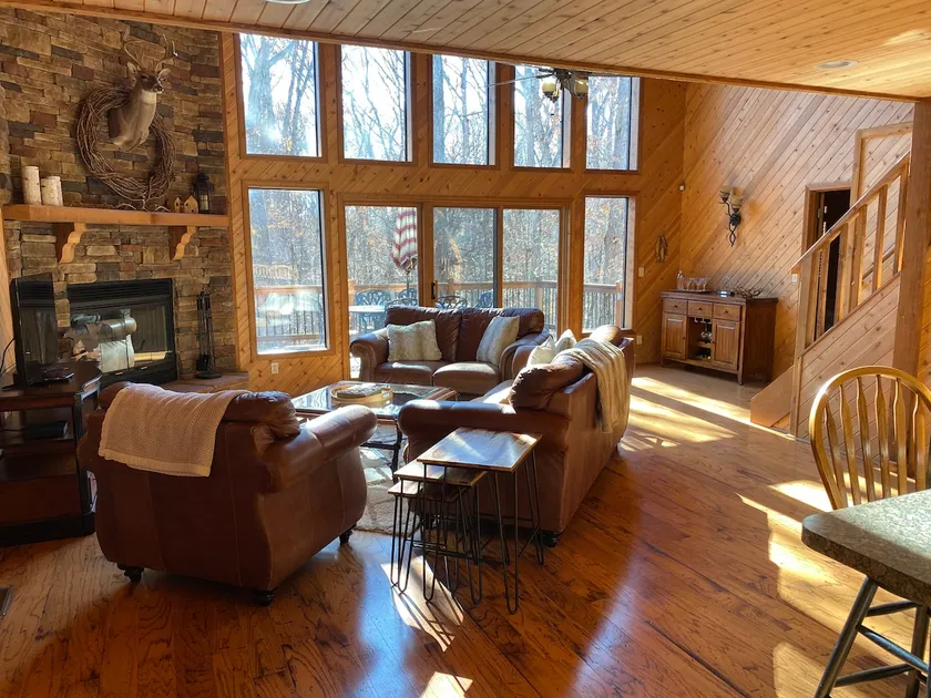 Gorgeous Chalet Getaway with Cabin Feel sleeps 10 at Innsbrook Resort - Image 1