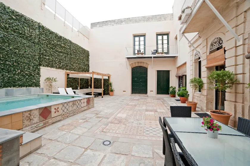 Luxury house with private pool & garage - Image 1