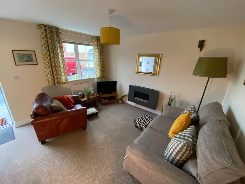 Dinky House- Cosy 2 bed mid terrace uphill Lincoln - Image 1