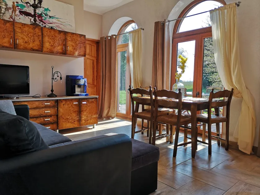 Apartment with garden access - Image 1