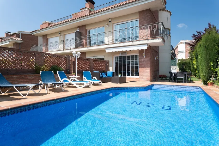 large family house on the Barcelona coast with a pool - Image 1