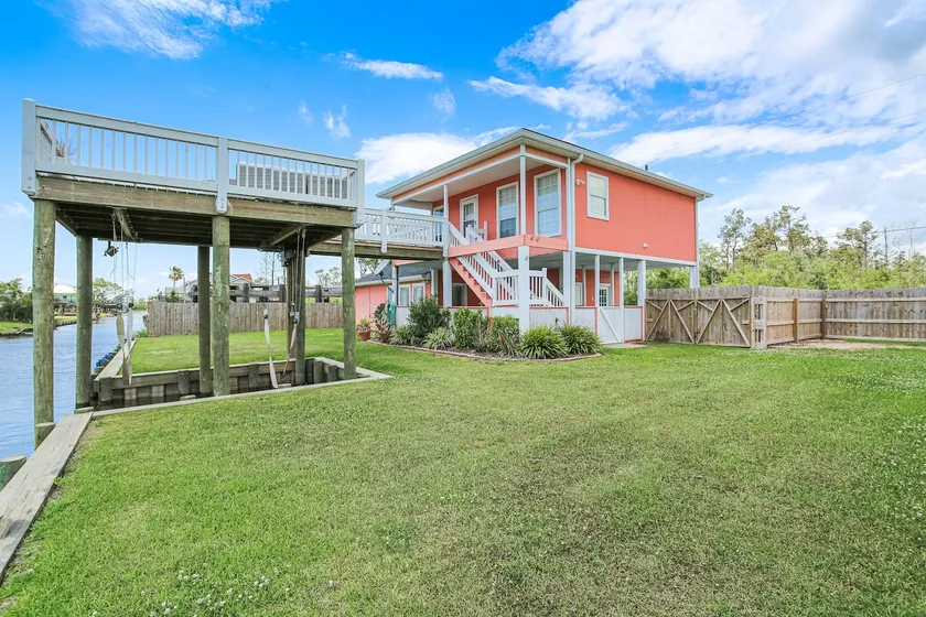 Precious Home on Canal with Boat Slip & Lift - Image 1
