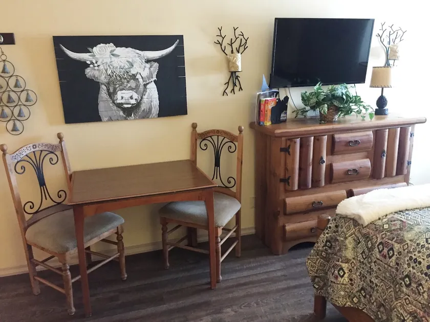 FURNISHED PRIVATE STUDIO, 1ST FLOOR! - Image 1