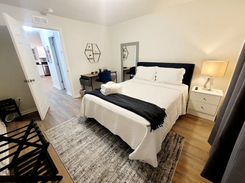 Exceptional 1-BDR near Downtown Shops & Beaches - Image 1