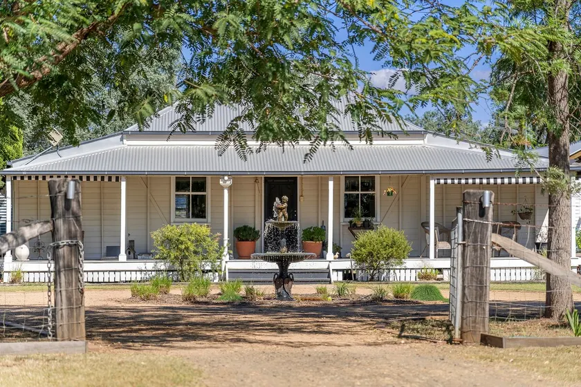 Enchanting Rural Cottage in a Magical Setting - Image 1