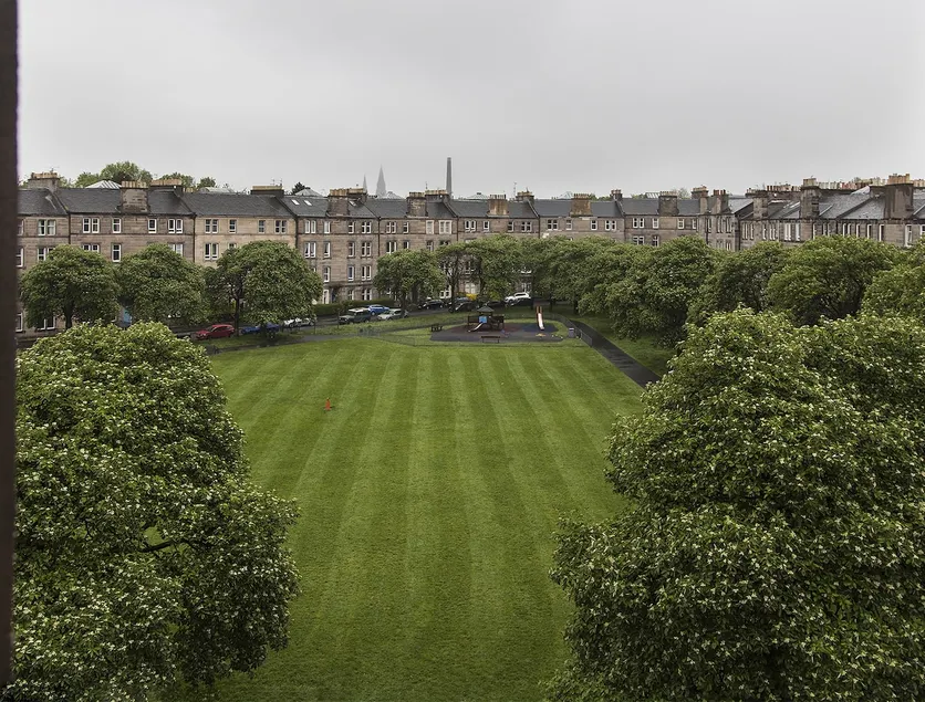 2 bedroom apartment with park view - Image 1