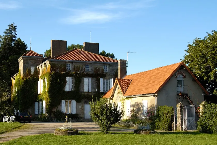 18th century Mansion - Near Marais Poitevin - Image 1