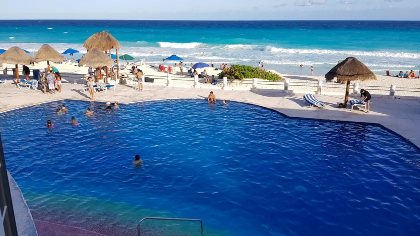 Studio with beach and pools in the hotel area. - Image 1