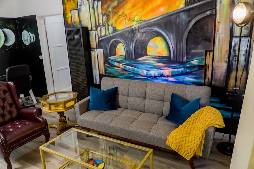 ♥SUBMERSIVE ART KING BED WIFI SANITIZED DOWNTOWN♣ - Image 1