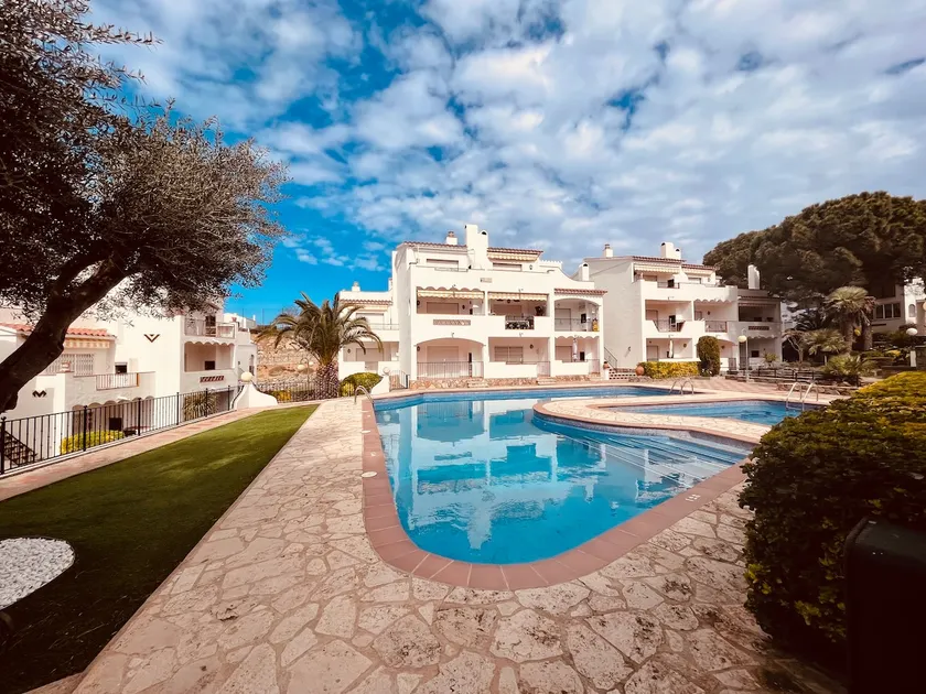 Roses | Family vacation, swimming pool & barbecue - Image 1