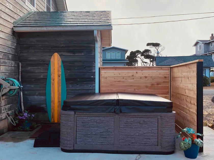 1/2 block to beach, HOT TUB, pet/kid-friendly - Image 1