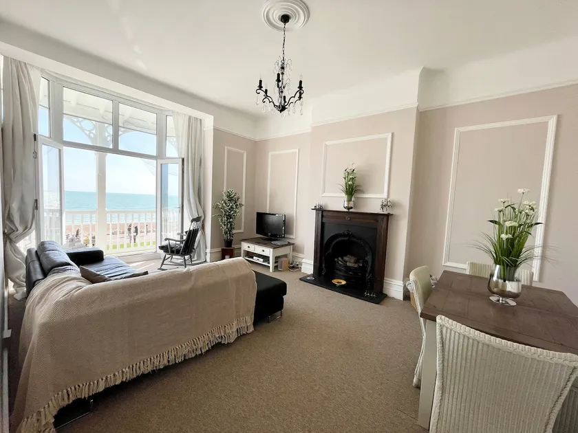 Stunning Sea Front Apartment - Image 1