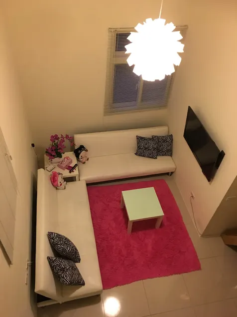 Family room in the middle floor of a 4-6 person building - Image 1