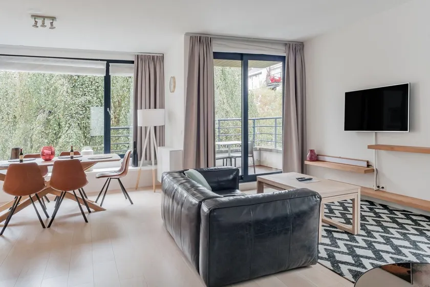 Modern Apartment • 2 Bedrooms • Louise District - Image 1