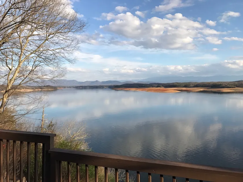 Vue imprenable sur le lac et la montagne Smoky depuis cette charmante maison au bord du lac. - Image 1