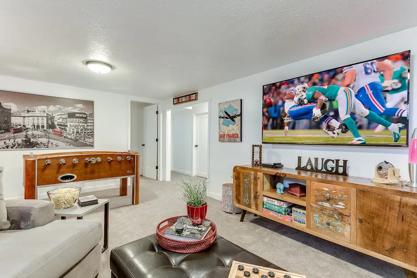 *DEALS! HOT TUB, Foosball, BBQ, Fenced Yard, Games - Image 1